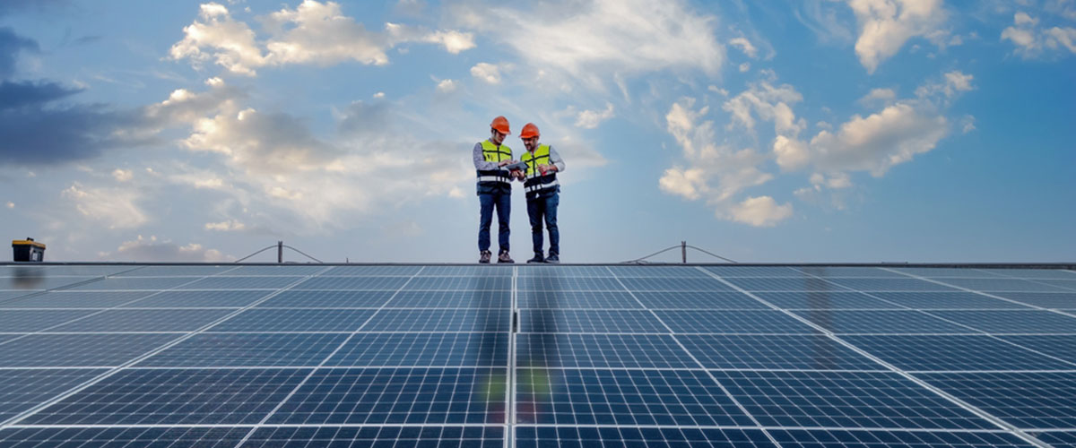 travailleur sur panneaux photovoltaïques